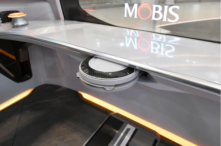 Hyundai svela il volante pieghevole del progetto Mobis